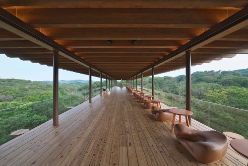 2階の屋外デッキからは広大な森林を一望できる。実際に建物の中を歩いてみると、宙に浮いているような不思議な感覚を受ける(写真:生田 将人)