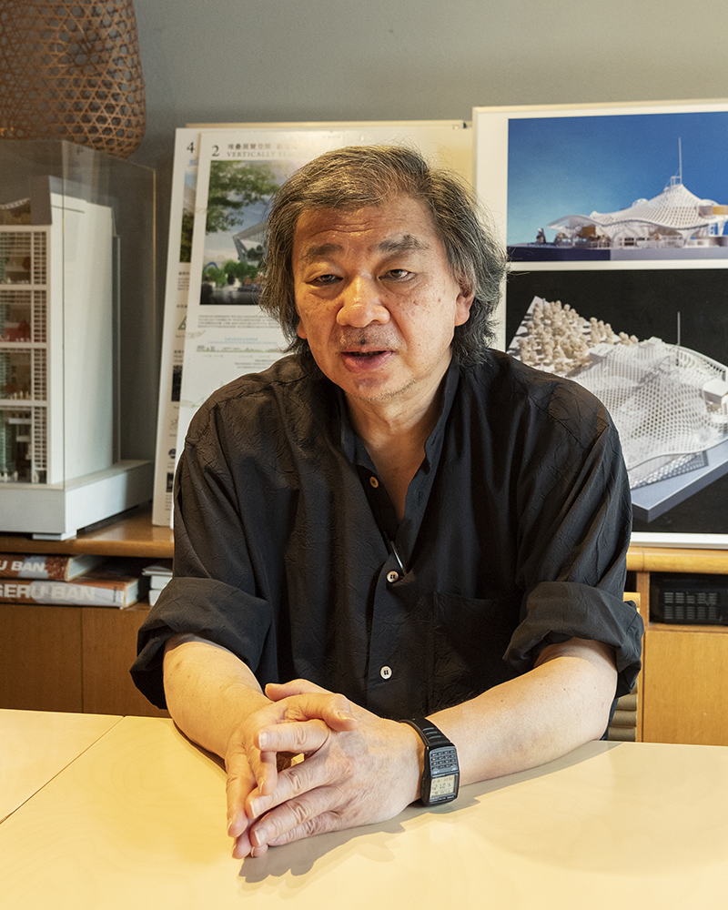 坂茂建築設計の坂茂代表取締役。1957年生まれ。82年磯崎新アトリエ。84年米クーパー・ユニオン大学建築学部卒業。85年坂茂建築設計設立。95年災害支援活動団体VAN設立。2014年プリツカー建築賞。現在、慶応義塾大学環境情報学部教授（写真：日経クロステック）
