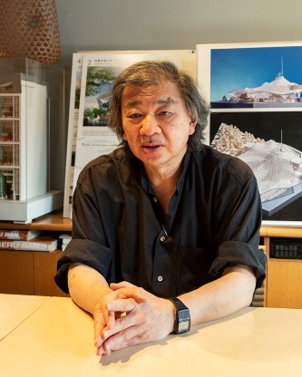 坂茂建築設計の坂茂代表取締役。1957年生まれ。82年磯崎新アトリエ。84年米クーパー・ユニオン大学建築学部卒業。85年坂茂建築設計設立。95年災害支援活動団体VAN設立。2014年プリツカー建築賞。現在、慶応義塾大学環境情報学部教授(写真:日経クロステック)