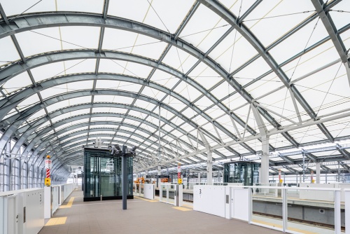 新幹線と在来線のホームを流線形の屋根で一体的に覆った。屋根材の膜は光を透過する。明るいプラットホームを創出した(写真:安井建築設計事務所)