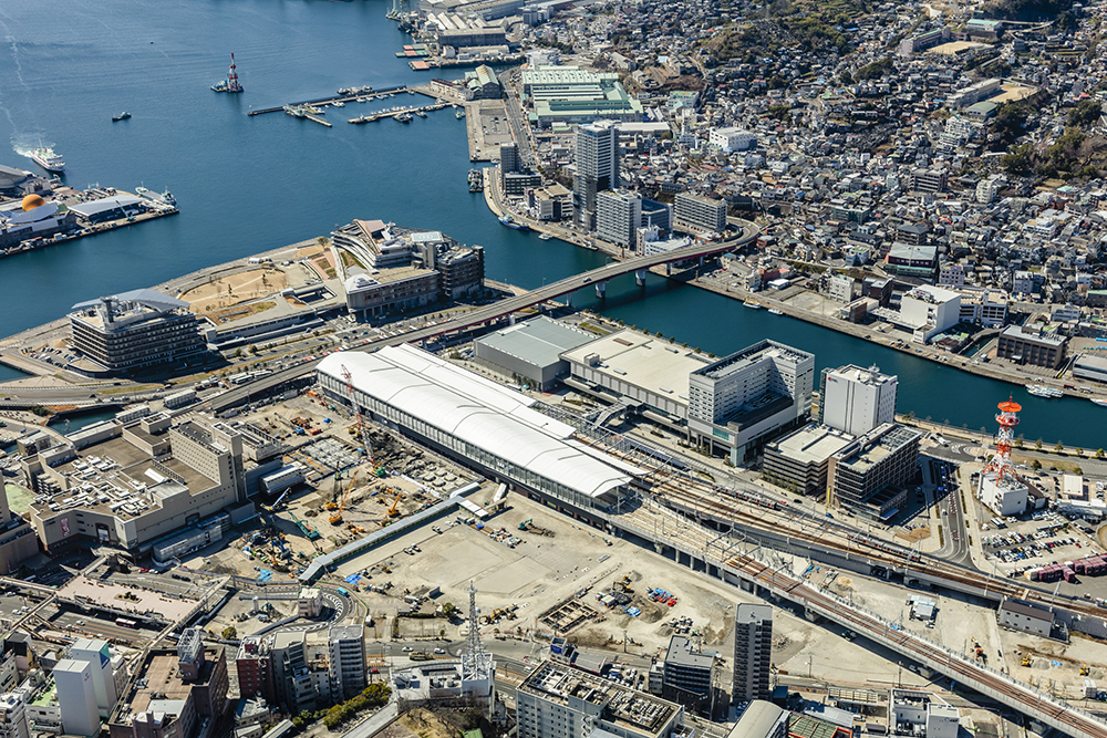 写真手前の線路が新幹線、奥が在来線。延べ面積は高架下の商業施設を含めて約1万2000m<sup>2</sup>（写真：安井建築設計事務所）