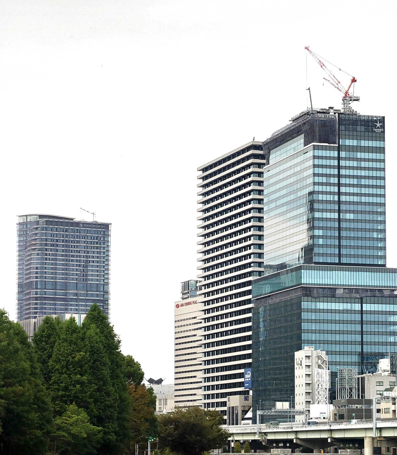 堂島川沿いに建設中の複合施設「大阪三菱ビル（仮称）」（写真右のガラス張りの超高層ビル）の上層部にも「カンデオホテルズ大阪堂島浜（仮称）」が24年に開業する予定だ。御堂筋沿いのキタとミナミに新しいホテルを構えることになる（写真：日経クロステック）