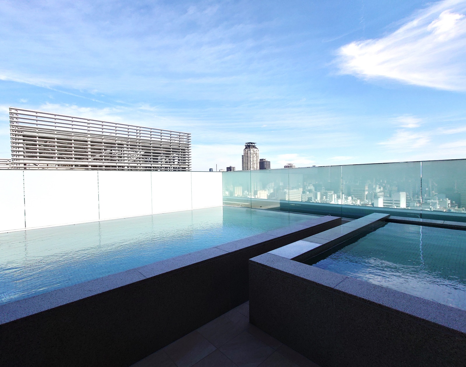 カンデオホテルズの特徴である温浴施設「スカイスパ」。露天風呂から大阪の景色が見える（写真：日経クロステック）