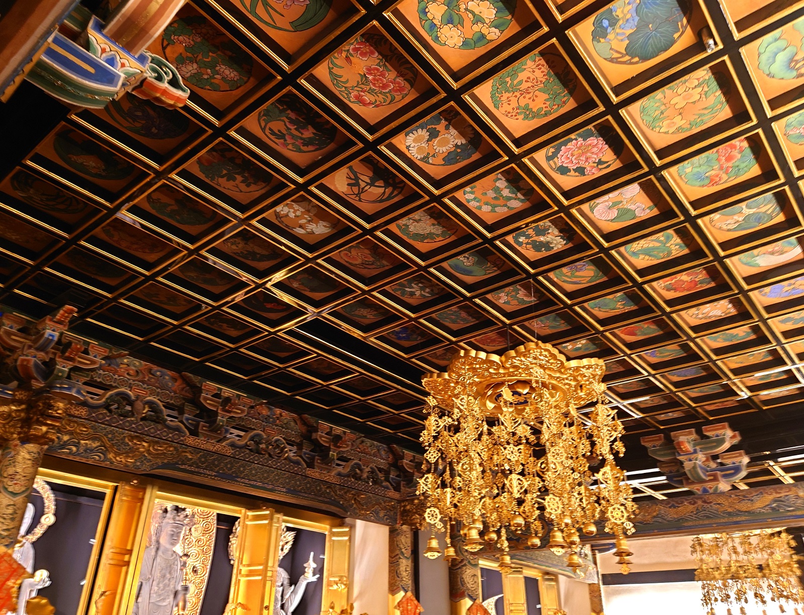 天井に描かれた色鮮やかな花卉（かき）図が本堂の見どころの1つ（写真：日経クロステック）