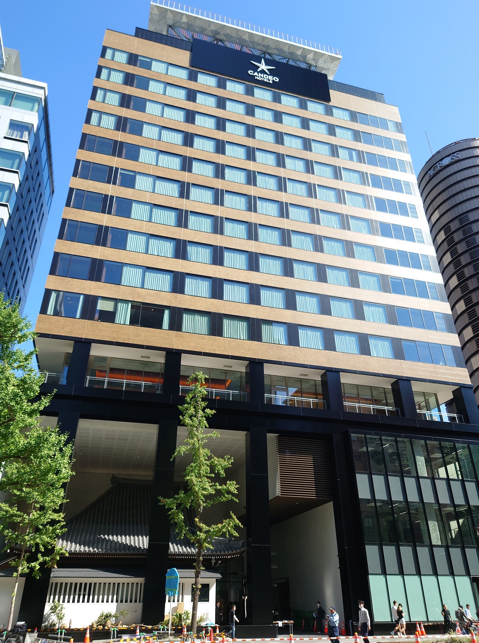 施設の低層部に寺院を配置した新築の高層ビル「東京建物三津寺ビルディング」。上層部にはホテル「カンデオホテルズ大阪心斎橋」、寺院がある北側のピロティの隣には商業施設が入る（写真：日経クロステック）
