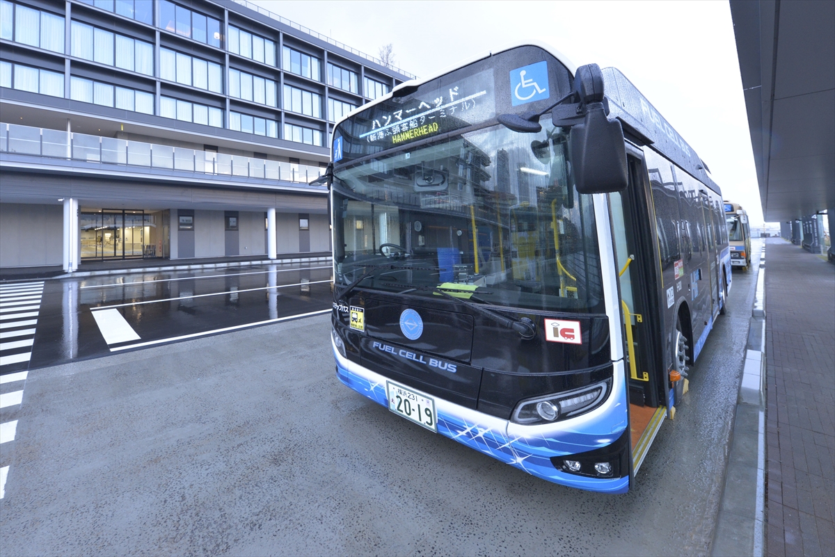 施設の東側にバス乗り場を整備した。開業日から、施設と桜木町駅などを結ぶバス路線の運行が始まった（写真：日経アーキテクチュア）