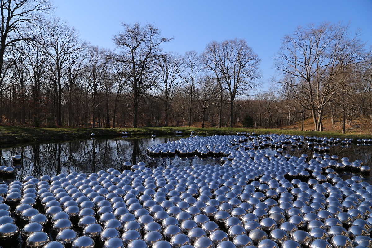 草間彌生氏の作品「ナルシスの庭」。他の場所で展示したときの写真（写真：Yayoi Kusama, Narcissus Garden, Stainless steel spheres, Installation View at The Glass House (New York), 2016 Copyright of Yayoi Kusama, courtesy of Ota Fine Arts、提供：ベネッセホールディングス）