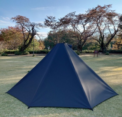 長谷川豪建築設計事務所の長谷川豪氏がデザインしたテントは、黒い富士山のようだ。外観はどこにでもありそうな末広がりな形をしている（写真：日経クロステック）