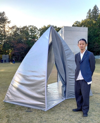 RFAの藤村龍至氏は、立ったまま通り抜けられる道のようなテントをデザインした。出入り口が2カ所ある（写真：日経クロステック）
