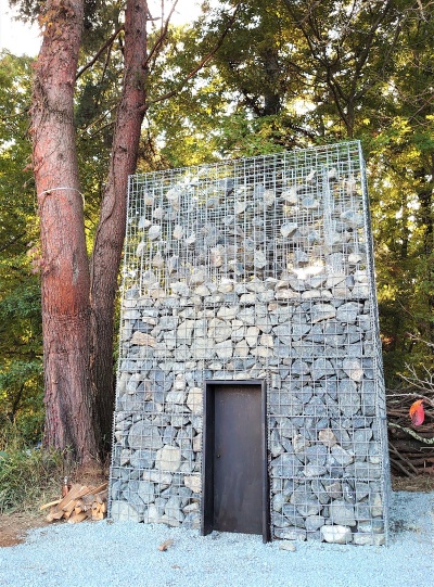 SUPPOSE DESIGN OFFICE（サポーズデザインオフィス）を共同主宰する谷尻誠氏がデザインした石のサウナ。もはやテントではなく建築物そのもの（写真：日経クロステック）