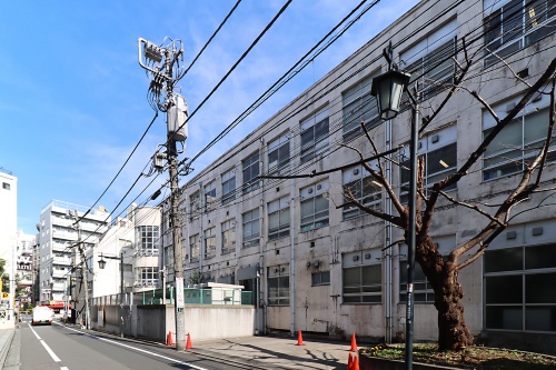 吉本興業HDは、新宿ゴールデン街と向き合う旧四谷第五小学校の跡地に08年に入居している。DOCOMOMO JAPAN選定の近代建築である1934年（昭和9年）建設の校舎をリノベーションして用いている（写真：日経クロステック）