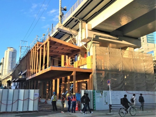 高架下の限られた空間内で、木造2階建てのオフィス建設が進む。真上を東海道新幹線が走る。竣工予定は2022年2月（写真：名古屋ステーション開発、21年11月時点）