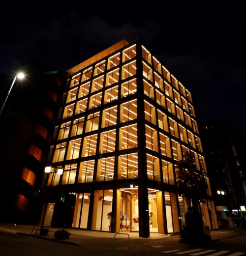 夜のタマディック名古屋ビル。CLT板で覆われた外柱がよく見える（写真：タマディック）