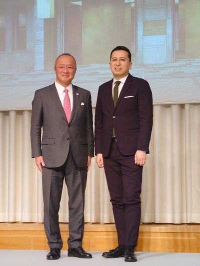 帝国ホテルの定保英弥社長(左)と、京都に開業するホテルの内装デザインを手掛ける新素材研究所の榊田倫之氏(右)(写真:日経クロステック)
