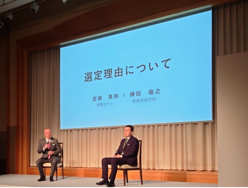 会見で、新素研の榊田氏を選んだ理由を説明する定保社長（左）（写真：日経クロステック）