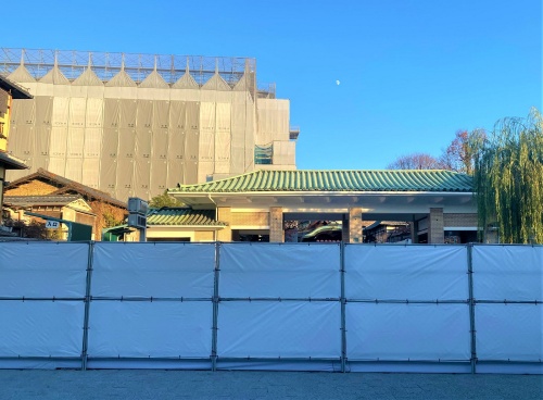 解体工事に続き、ホテルの建設が始まった。花見小路から見える南西面は外壁や構造体など保存部分が多く、カバーがかかっている。22年12月初旬時点(写真:日経クロステック)