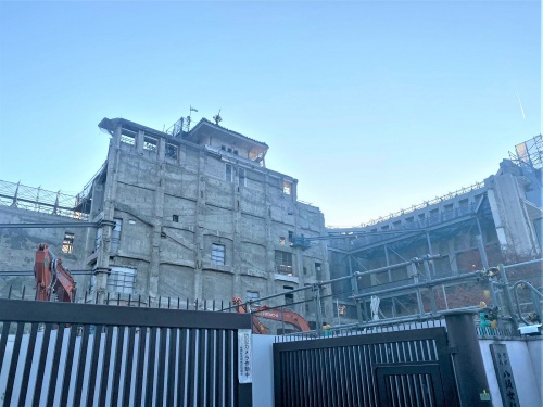 北側から見た工事現場。保存する部分を仮設の鉄骨で支えているのが分かる。22年12月初旬時点(写真:日経クロステック)