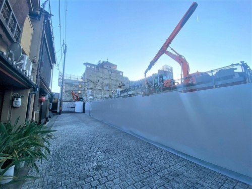 北側周辺は石畳の小路が続く。22年12月初旬時点(写真:日経クロステック)