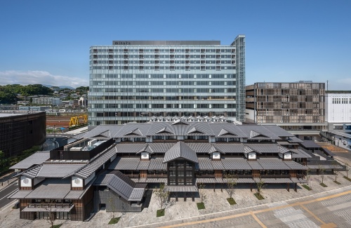 小田原駅直結の複合施設「ミナカ小田原」の外観。手前が江戸時代の宿場町をイメージした商業部分「小田原新城下町」、奥が老舗ホテル「天成園」の別館などが入るタワー部分だ(写真:沖 裕之)