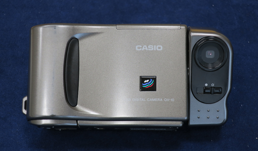 平成の名機カシオQV-10が残した、デジタルカメラで当たり前の「あの