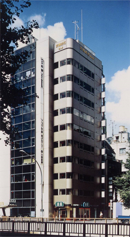 「京橋成和ビル」の外観。短辺が約4mなのに対して、高さが約33mあるスレンダーな建物。短辺方向に揺れるので、理論を適用しやすいため、アクティブ制震の実施対象として選ばれた（写真：小堀鐸二研究所）