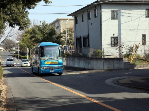 東京都多摩市の多摩ニュータウンを走る自動運転バス（2019年2月）