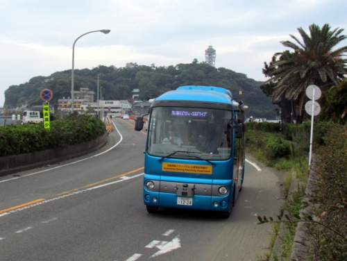 神奈川県藤沢市の江の島を背後に走る小田急電鉄グループの自動運転バス（2018年9月）