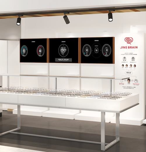 JINS BRAIN Lab.エキュート上野店の店頭にある鏡