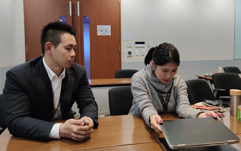 HP Spectre x360 13の本体サイズについて説明する日本HP Eコマース事業本部コンシューマービジネス本部本部長の沼田綾子氏（右）とコンシューマー事業本部製品部プロダクトスペシャリストの柴田雄紀氏（左）