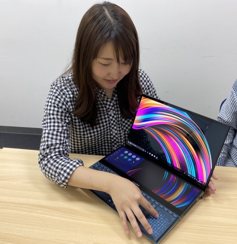 超高性能の2画面pc Zenbook Pro Duo 最大のターゲットはあの職業の人 日経クロステック Xtech