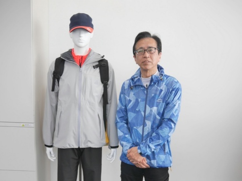 ワークマンの土屋哲雄常務。左はPB(プライベートブランド)商品を着せたマネキン