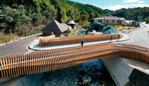 西日本豪雨の被災を経て、2022年7月に架け替えた「久杉橋」。建築家の隈研吾氏がデザインした（写真：生田 将人）