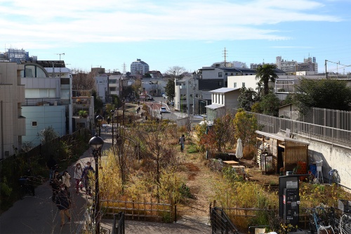東京23区内の駅前の住宅街を貫く細長い「緑地広場」（写真：安川 千秋）