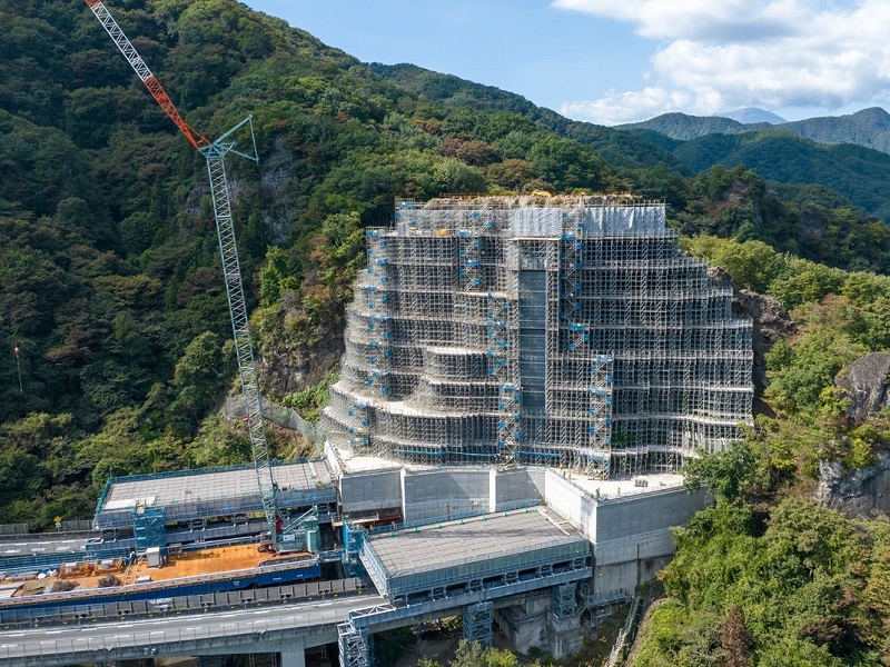 Q．高速道路直上で巨大な岩塊の撤去工事、完了まで何年かかる？