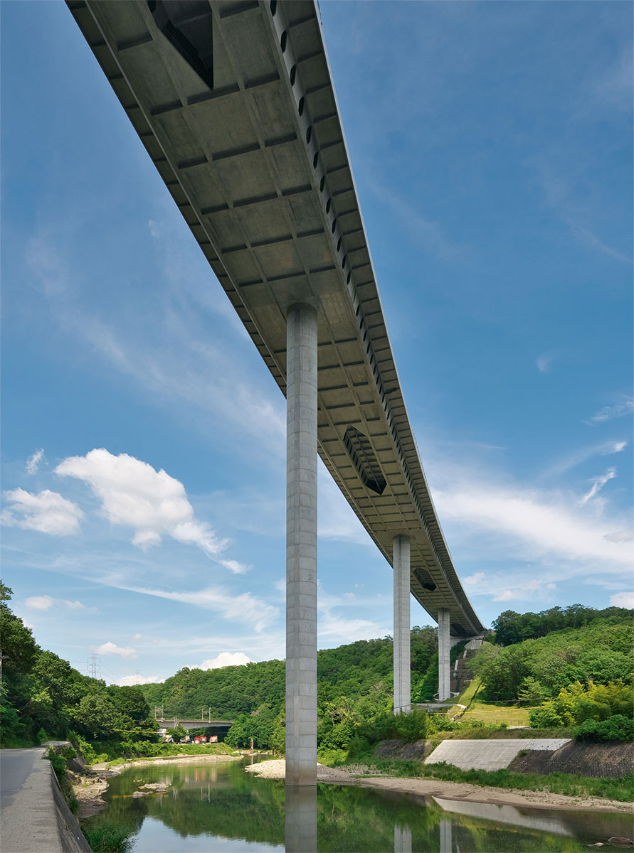 Q 高さ80mもある橋脚 なぜこんなに細い 日経クロステック Xtech