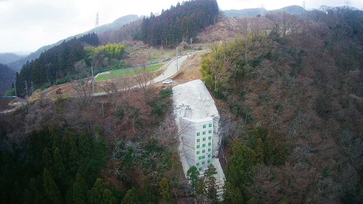 Q．山肌に直立する“白い巨塔”の正体は？ | 日経クロステック（xTECH）