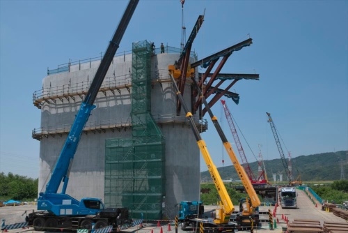 新名神高速道路の大阪東エリアの工事。2022年5月、最も淀川に近い橋脚では柱頭工事のためのブラケットの架設が行われていた（写真：生田 将人）
