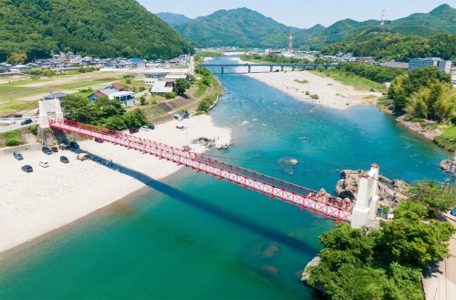 2021年3月に修復工事が完了した岐阜県美濃市の「美濃橋」。21年度の土木学会田中賞を受賞した（写真：大村 拓也）