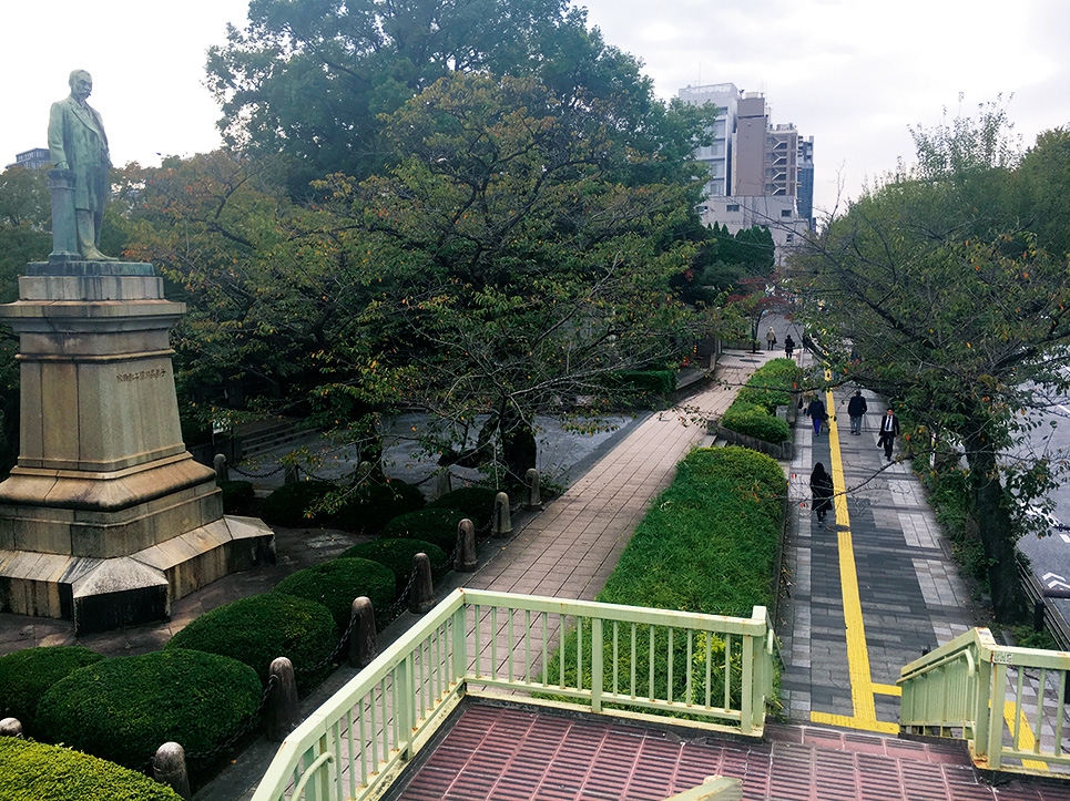改修前の九段坂公園。靖国通りの歩道との境に擁壁と植栽帯が続いていた（写真：山田 裕貴）