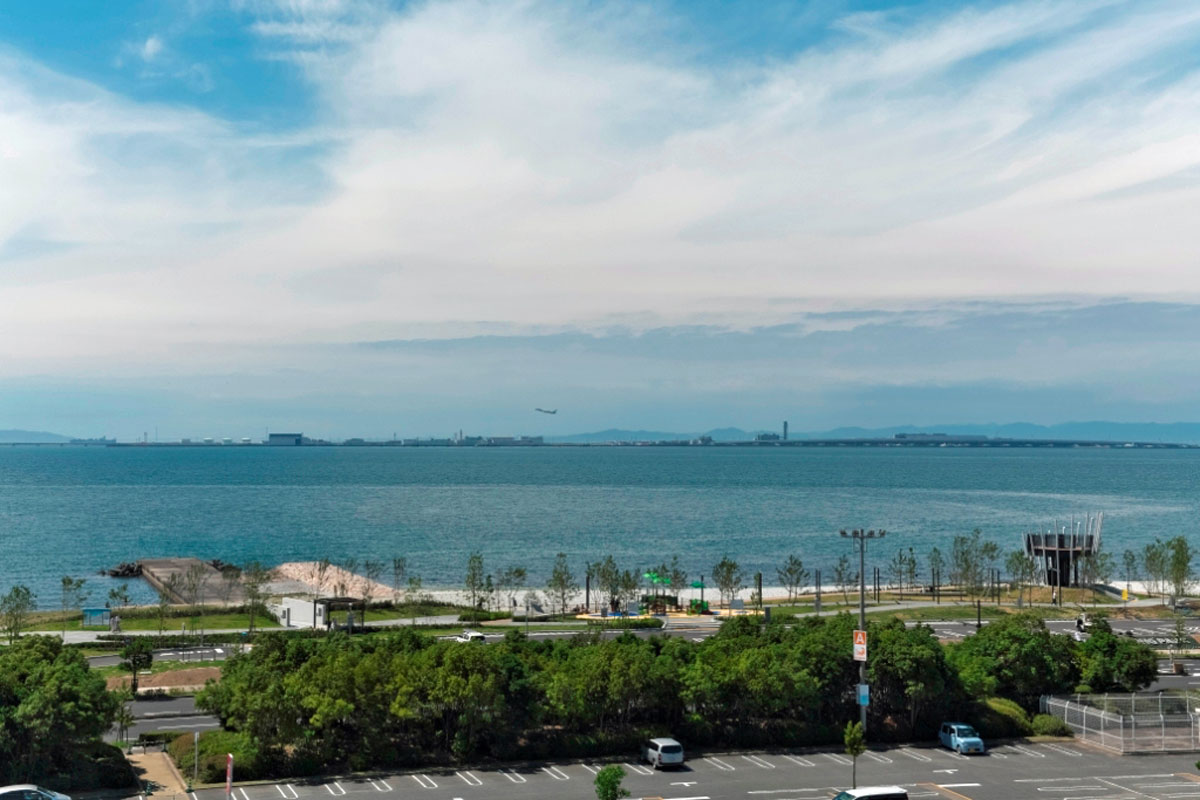 泉南りんくう公園越しに臨む関西国際空港と空港連絡橋。離着陸する飛行機がよく見える（写真：生田 将人）