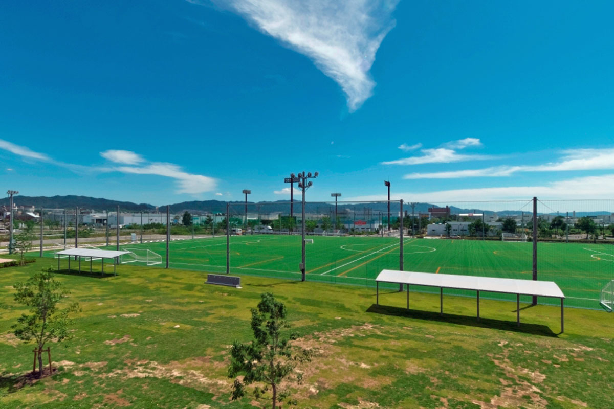 ナイター設備のある人工芝のサッカーグラウンド。近隣には野球場や体育館などもあり、様々なスポーツの合宿に使える（写真：生田 将人）