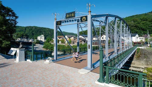 復元した森村橋は、子どもたちの格好の遊び場になっている（写真：大村 拓也）