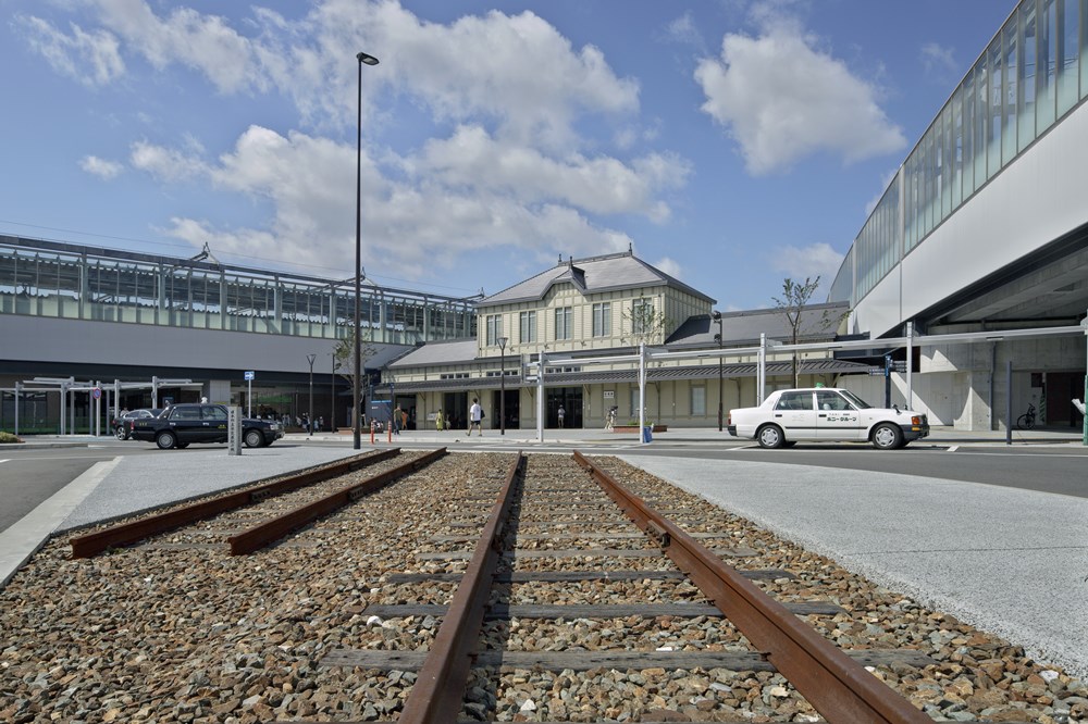 北側駅前広場の「線路跡モニュメント」。延長すると駅構内のモニュメントとつながる（写真：イクマ サトシ）