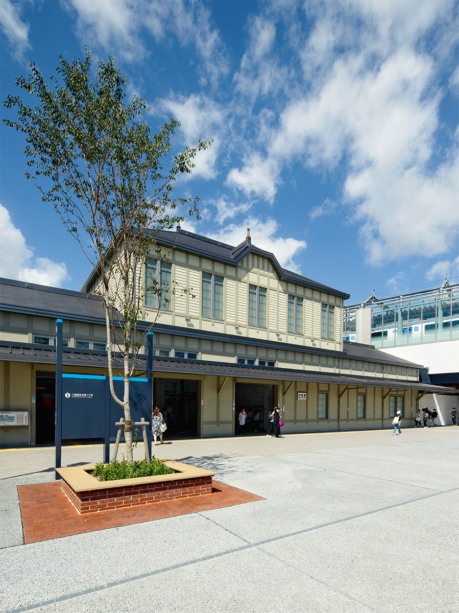 旧木造駅舎のデザインを踏襲した新駅舎。駅舎正面には幅員約20mの空間を確保した（写真：イクマ サトシ）
