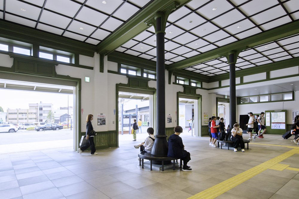 改札外の待合室。旧駅舎で使われていたベンチの一部を移設した（写真：イクマ サトシ）