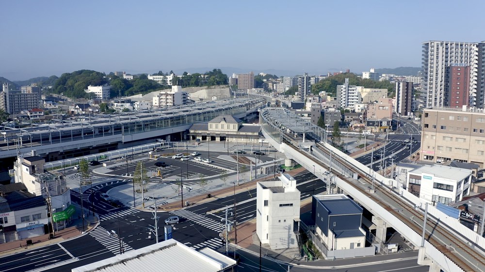 北東側上空から見たJR折尾駅と北側駅前広場（写真：フューチャースタジオ）