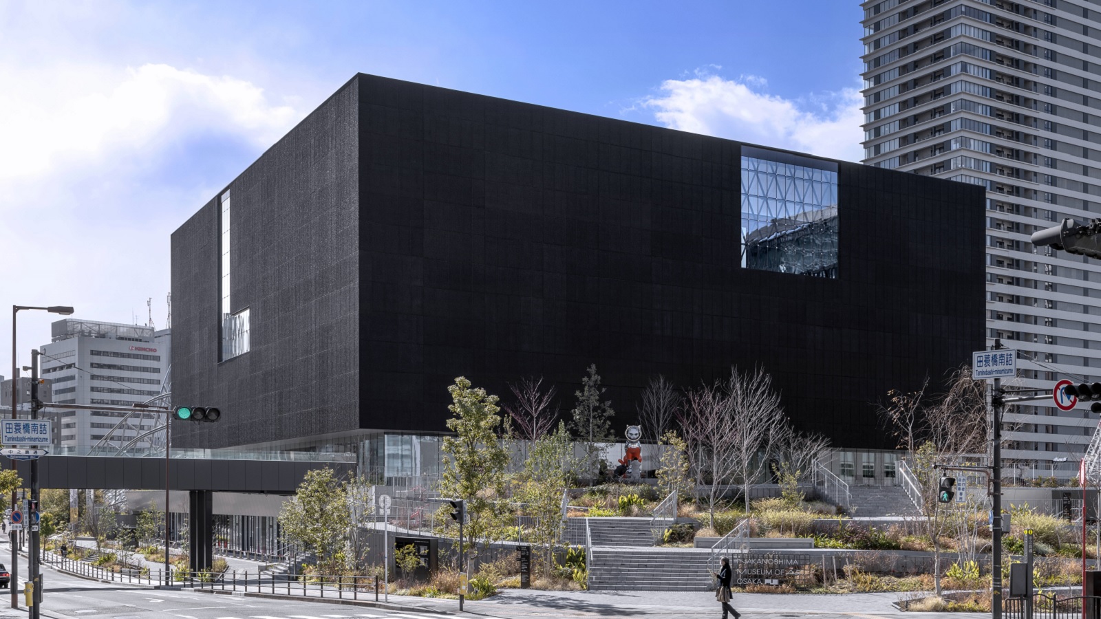 22年2月開館の「大阪中之島美術館」、黒色の箱状外観と光差し込む内部