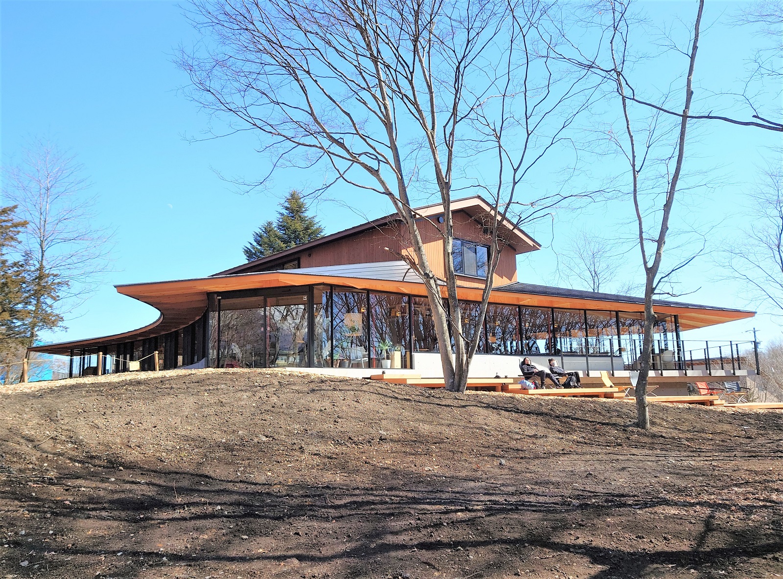 軽井沢 Q．CCCが軽井沢で開業した書店、建物のユニークな特徴は何？ | 日経