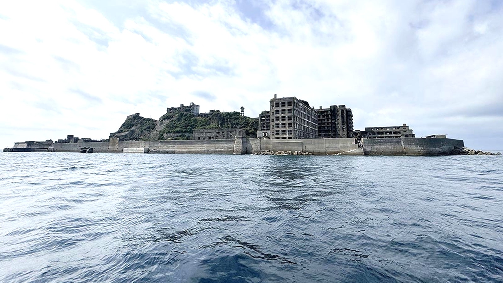 Q．世界遺産の軍艦島で55年ぶりの“新築工事”、何の施設？