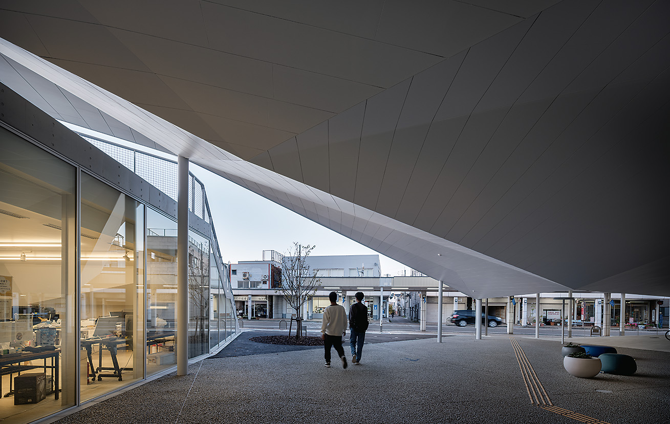 Q．平田晃久氏が設計した複合施設内の図書館、ユニークな特徴は何